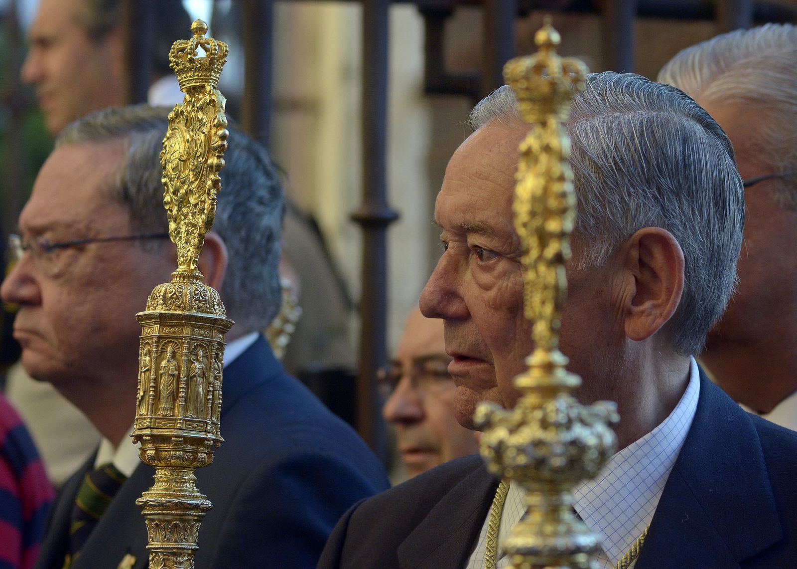 Manolo García con la vara de hermano mayor en la procesión del 50 aniversario de la coronación de la Macarena.