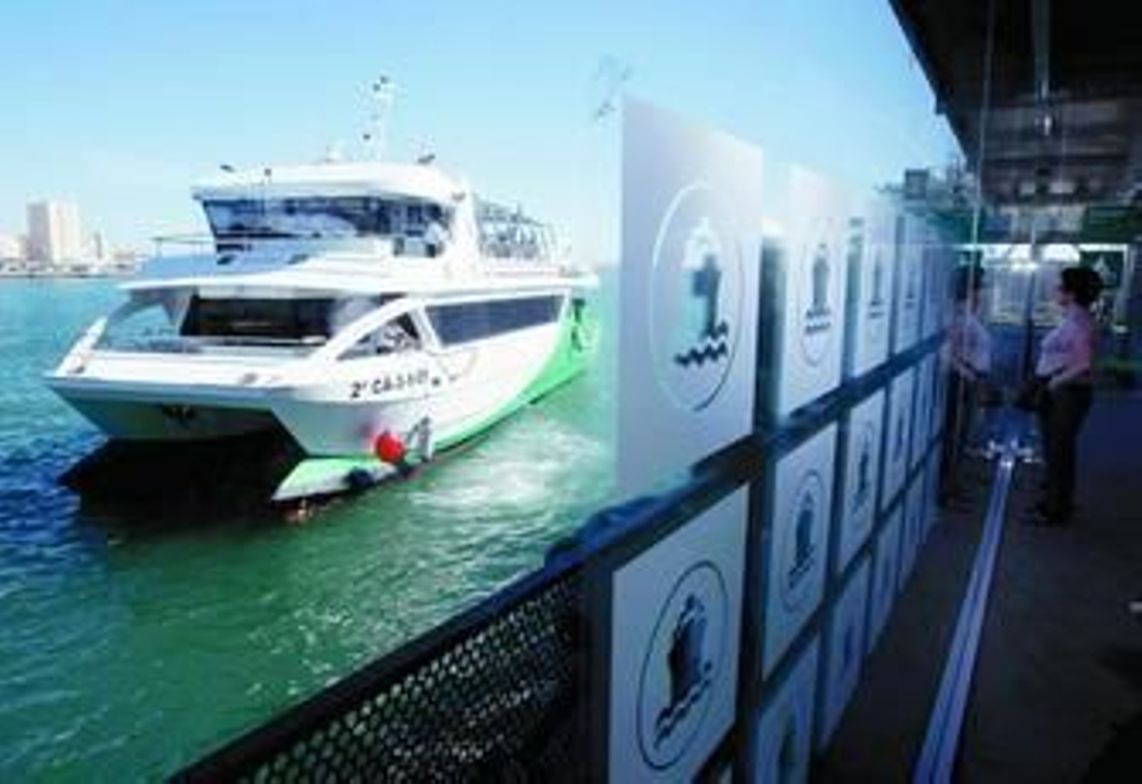 El nuevo catamarán, ayer en el puerto de Cádiz.