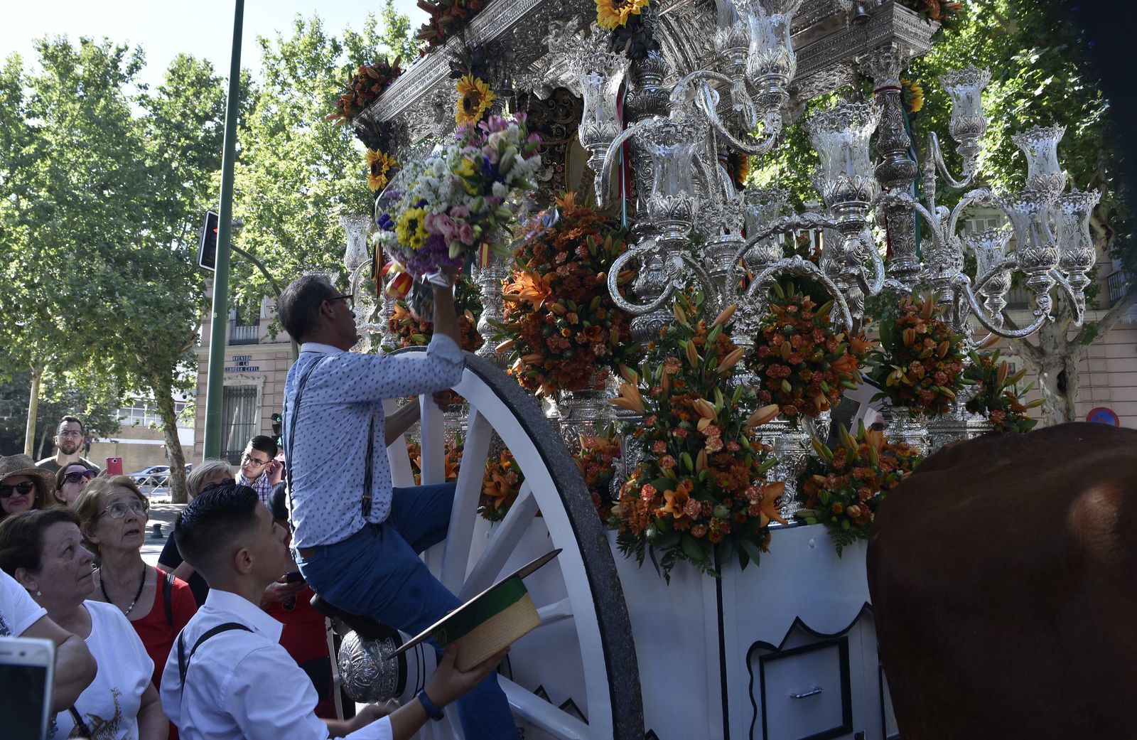 Salida de la Hermandad de El Cerro hacia El Rocío