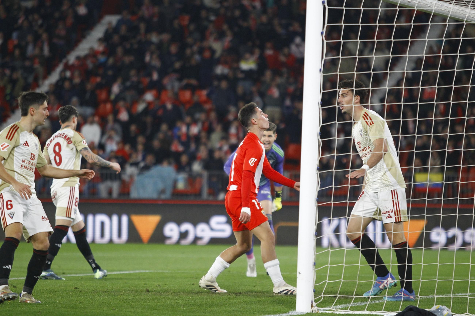 La U.D. Almería se impone por 1-0 al C.D. Mirandés y alcanza la segunda plaza, en imágenes
