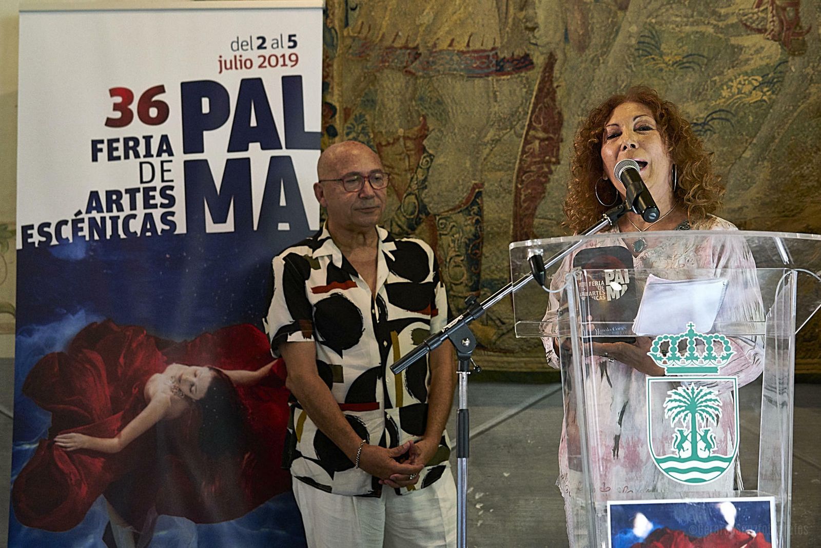 Pilar Távora entrega el premio a Manolo Cortés, ayer, en Palma del Río.