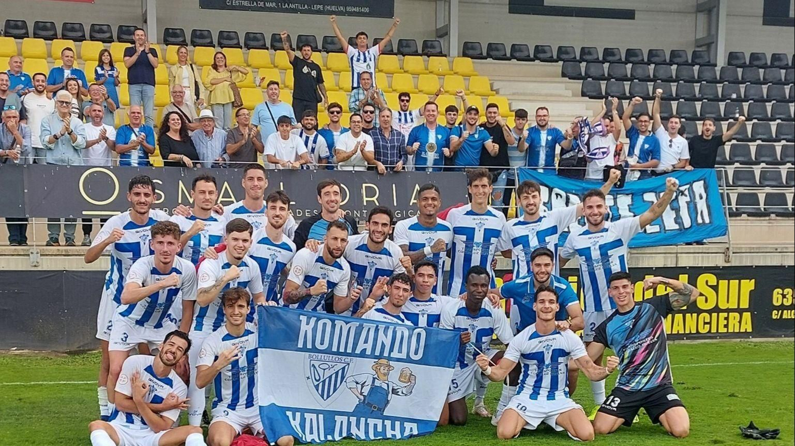 Los jugadores del Bollullos celebran su triunfo junto a su afición.