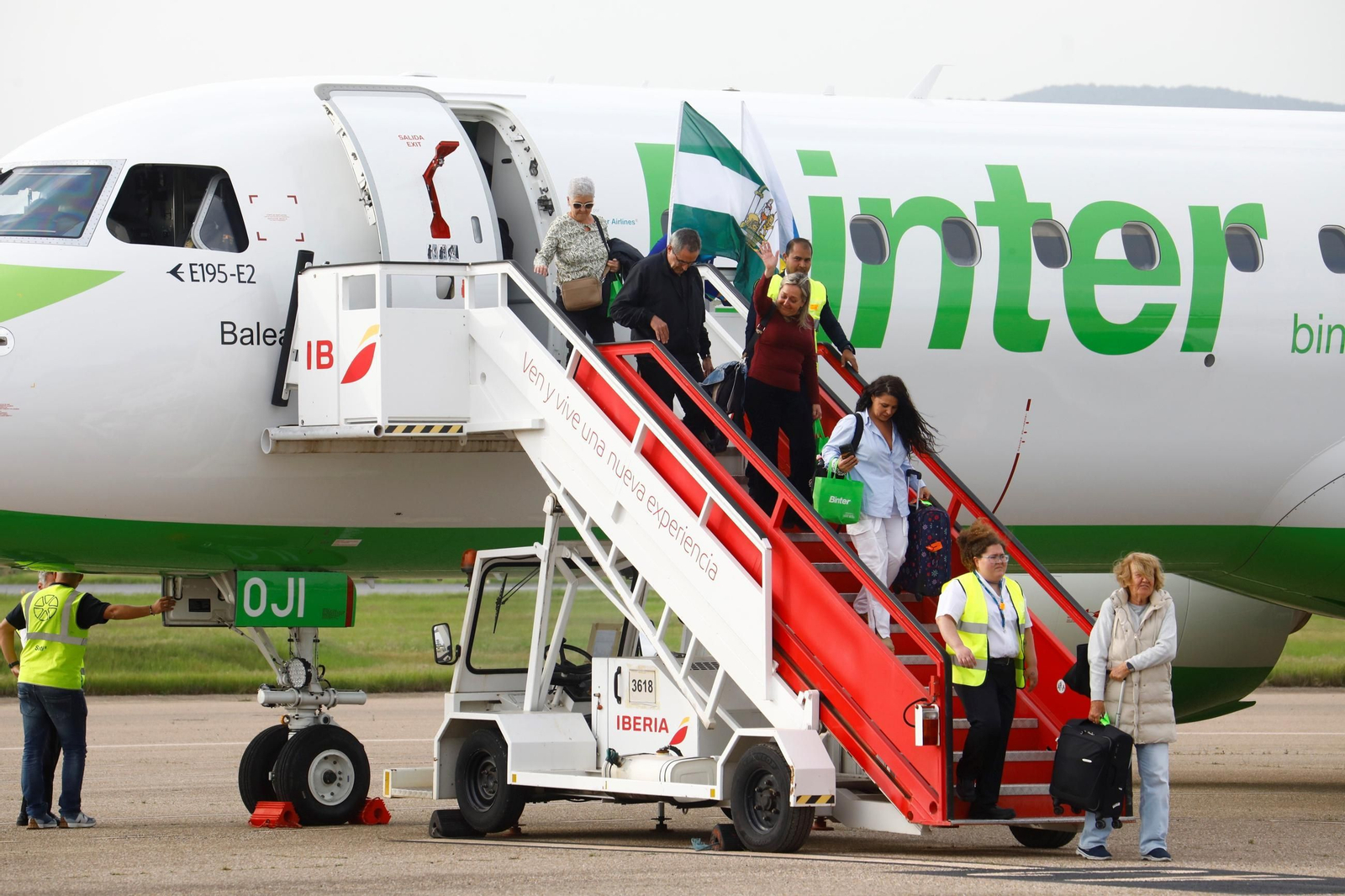 El aeropuerto de Córdoba recibe el primer vuelo de Binter desde Canarias, en imágenes