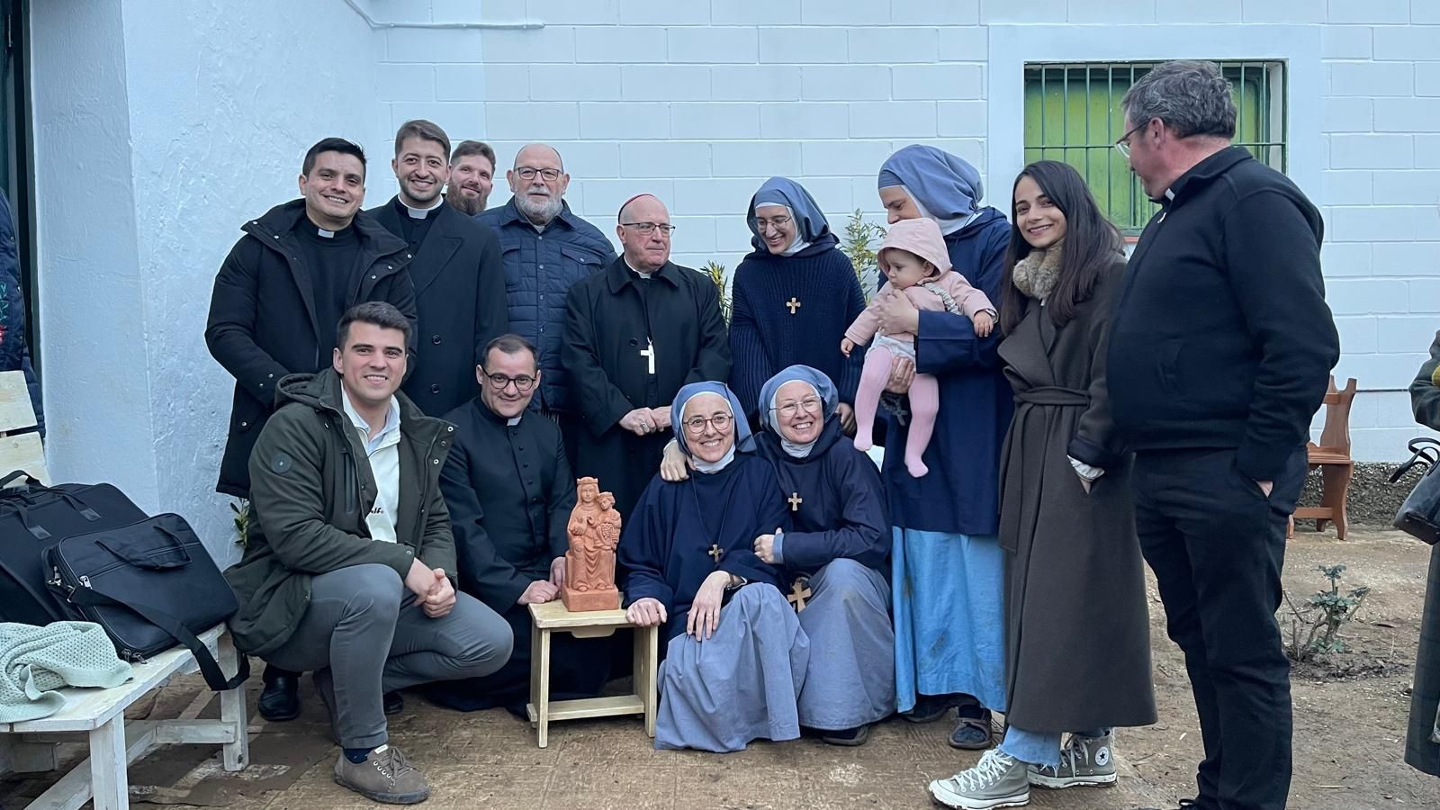 Las hermanas con el Obispo, el rector del Seminario y otros miembros de la Diócesis a su llegada a la aldea este sábado.