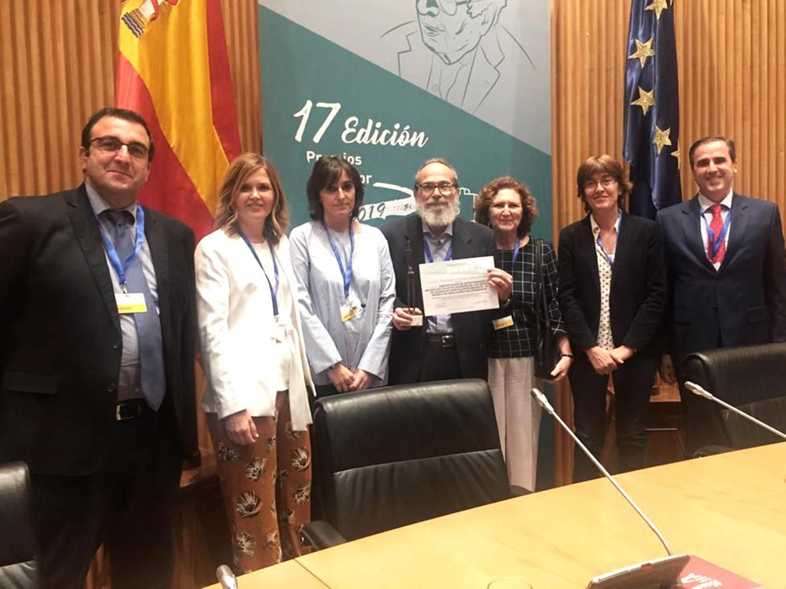 En el centro, el doctor Manuel Herrera junto a profesionales de los hospitales Juan Ramón Jiménez y 12 de Octubre, y de la Universidad de Huelva, implicados en el estudio.