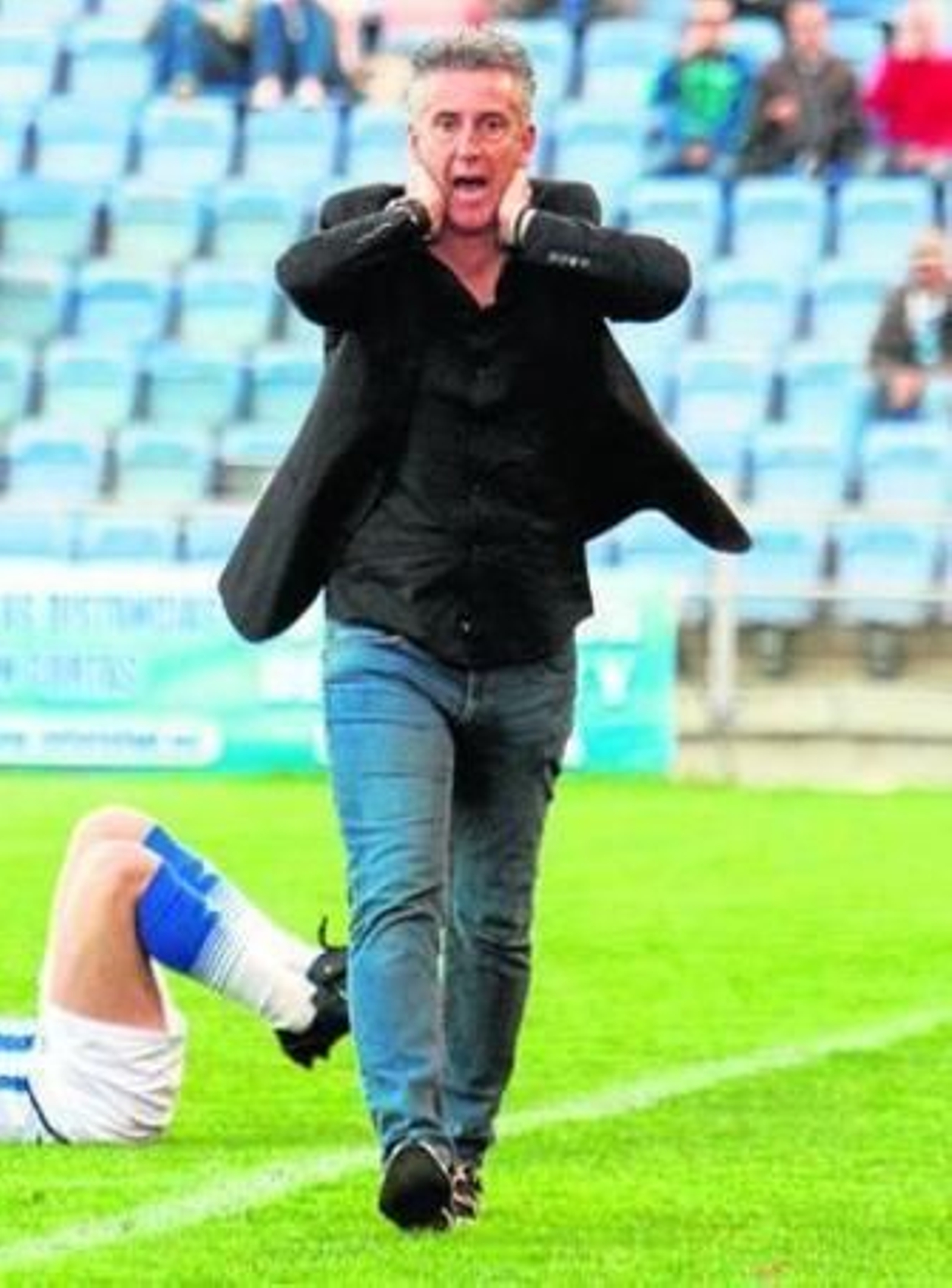 Ceballos se lamenta de una decisión arbitral durante el duelo con el Murcia.