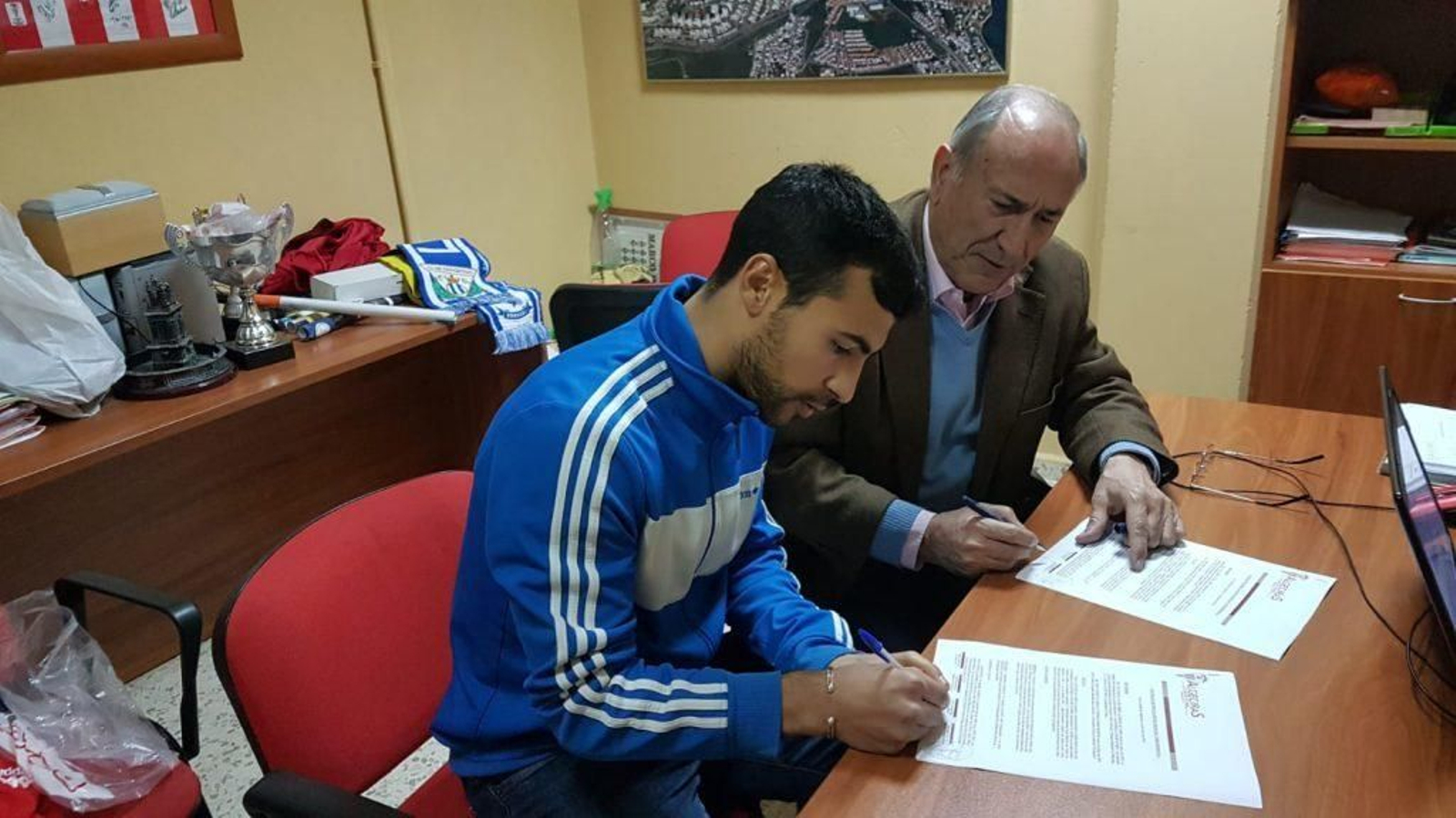 Gámiz, junto al presidente Ricardo Alfonso Álvarez, en el momento de firmar su contrato con el Algeciras