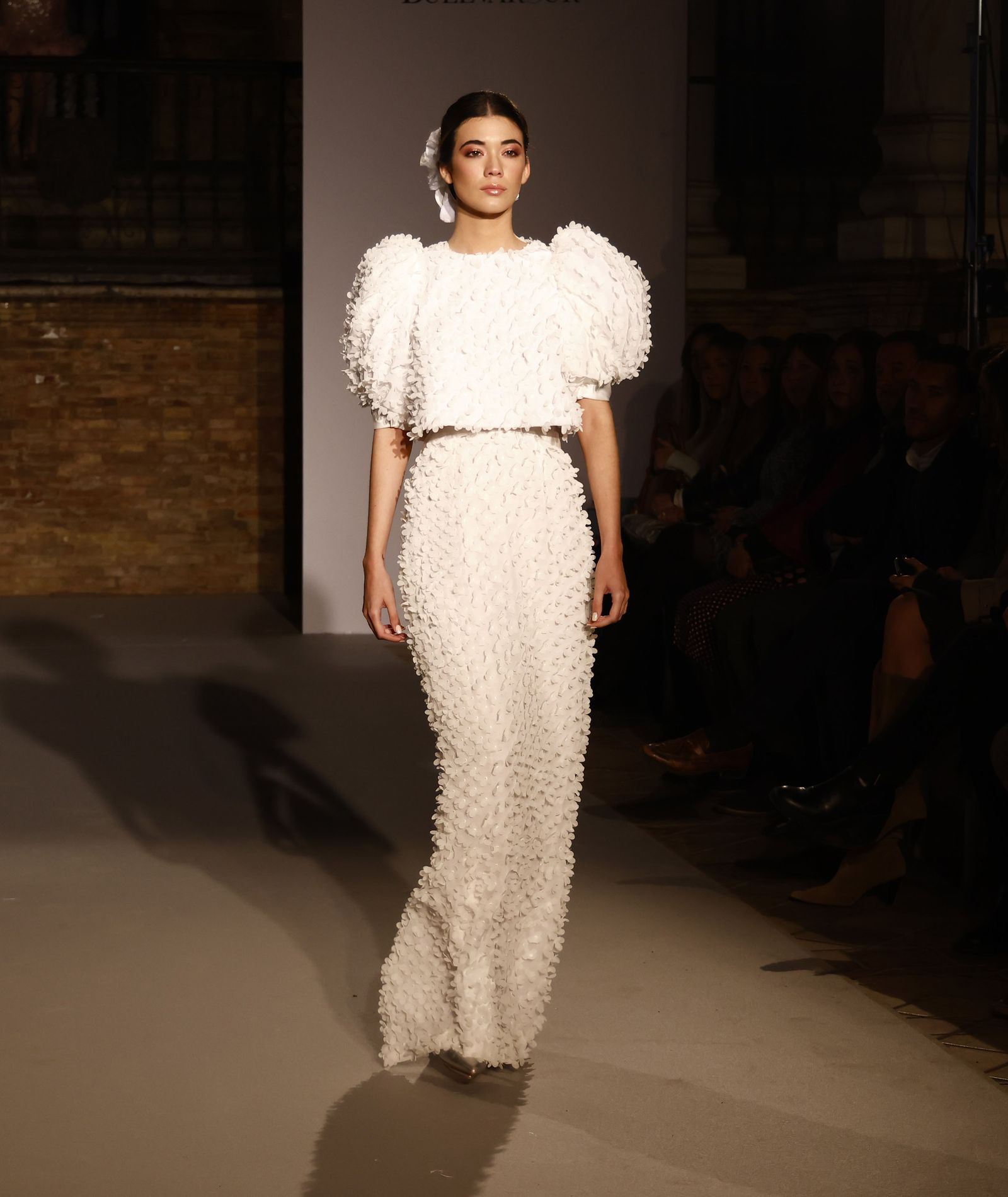 Las tendencias en vestidos de novia e invitada de la pasarela SIQ, en fotos