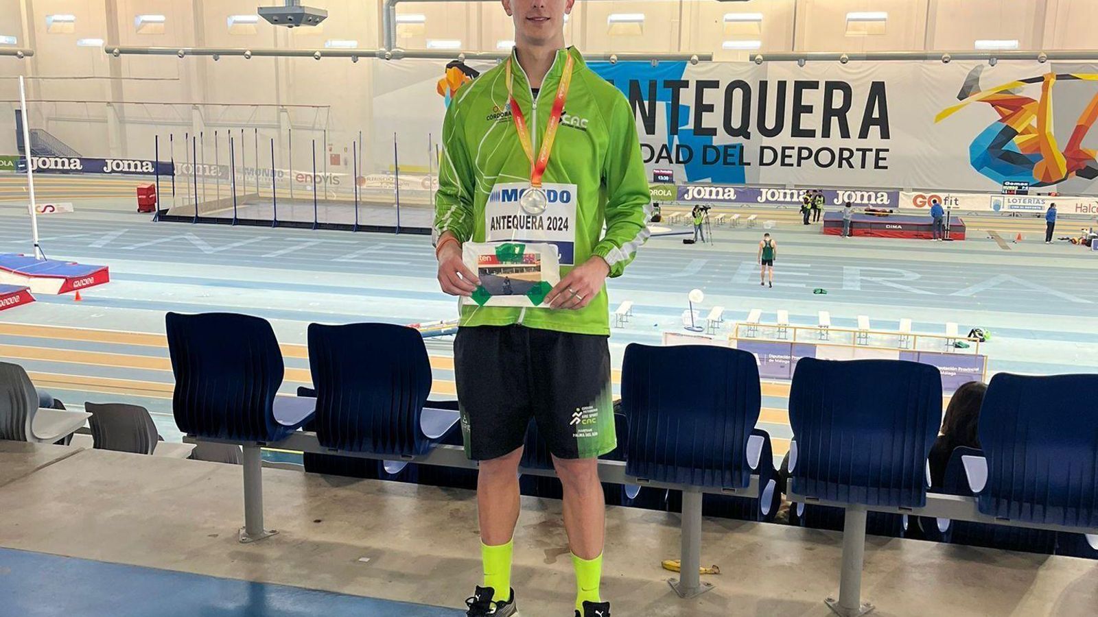 Juan Francisco Trujillo posa con la medalla de plata del Nacional sub 23.