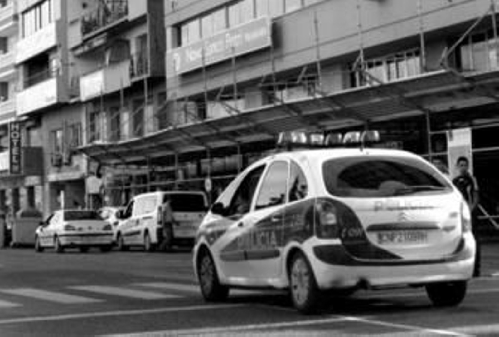 Imagen de un zeta del Cuerpo Nacional de Policía de Algeciras transitando ayer por la Acera de la Marina.