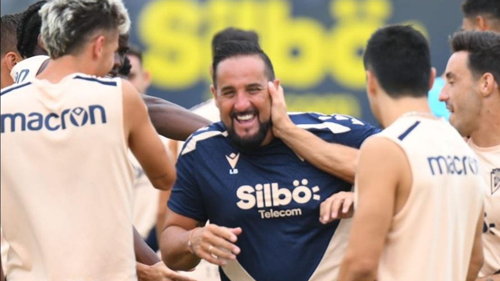 Gesto cariñoso de los jugadores del primer equipo con Lolo Bocardo. Gesto cariñoso de los jugadores del primer equipo con Lolo Bocardo.