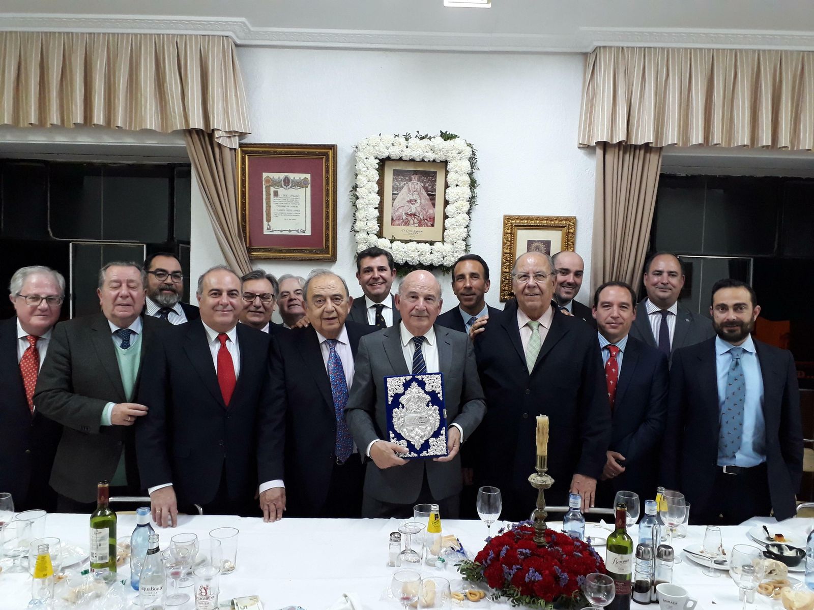 Julio Cuesta recoge las pastas para el Pregón de la Semana Santa de Sevilla 2020.