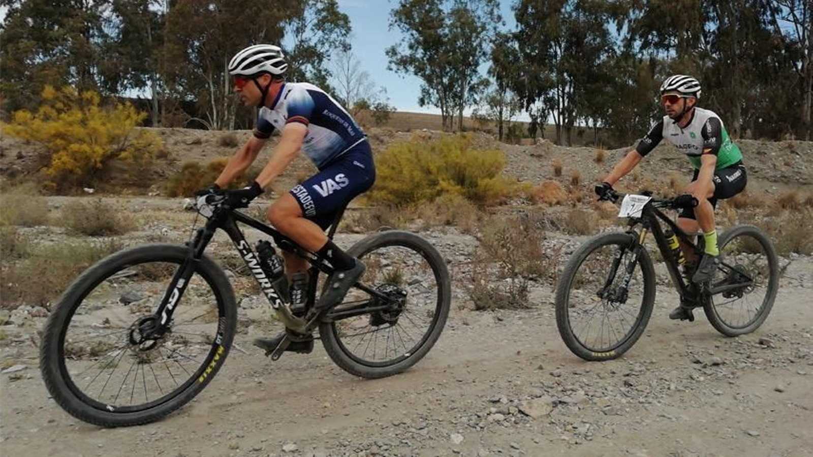 Dos ciclistas durante el desarrollo de una de las pruebas de las XCM Series Almería 2024.