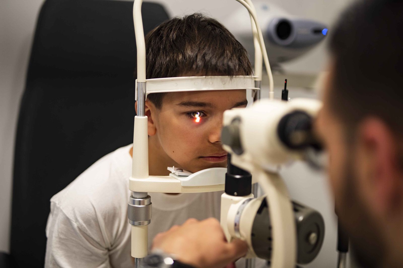 Revisión de la vista en una óptica antes de la pandemia.