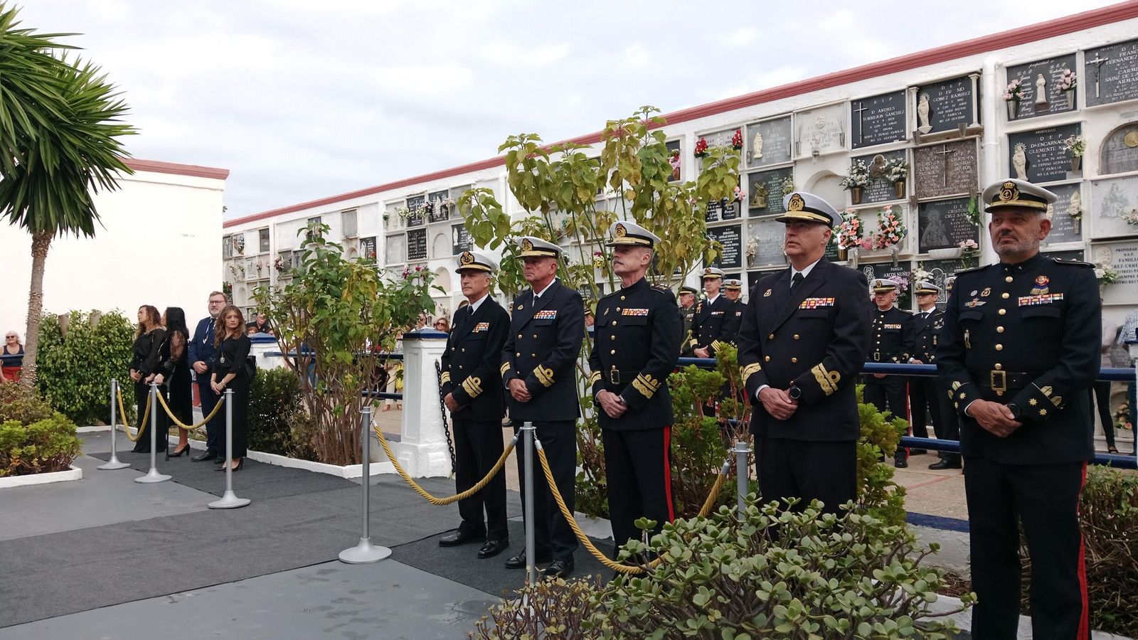 Día de los Difuntos en San Fernando: Las imágenes del responso de la Armada en el cementerio por los caídos