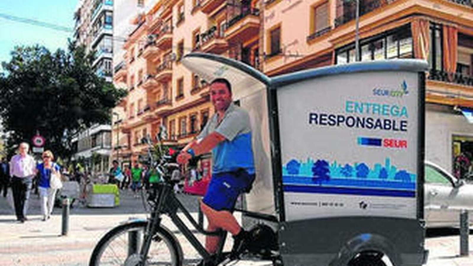 Un operario de SEUR durante una entrega en bicicleta