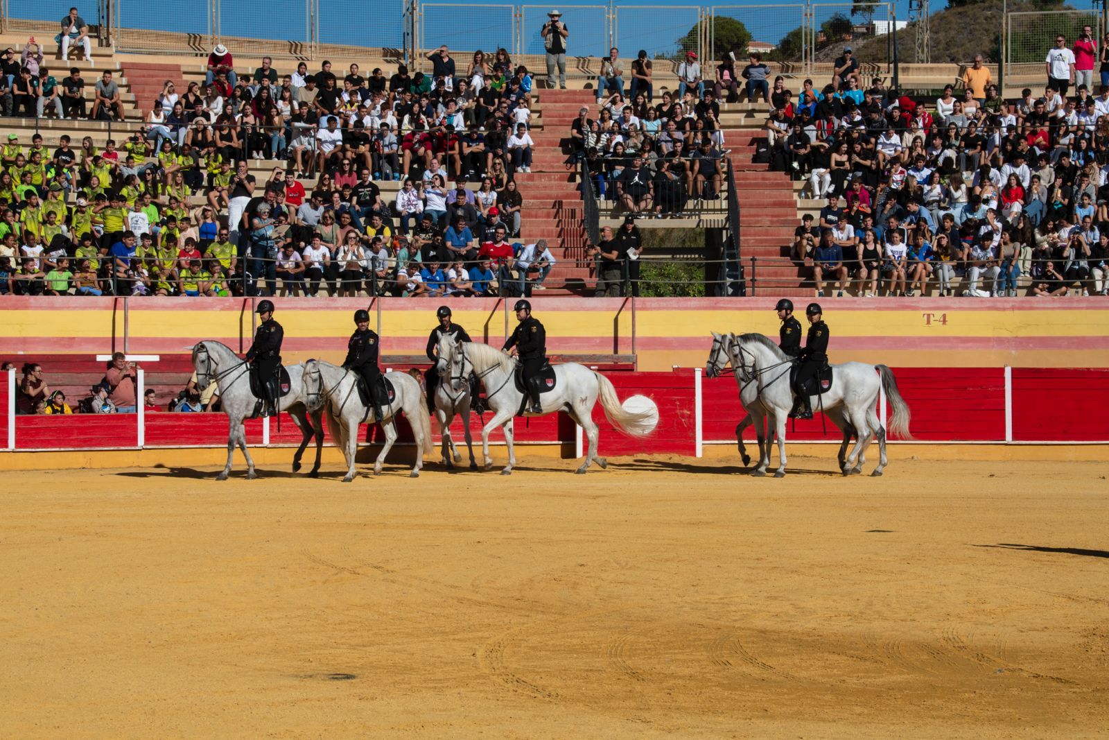 Galería | Así ha sido la jornada de puertas abiertas de la Policía Nacional en la Plaza de Toros de Motril