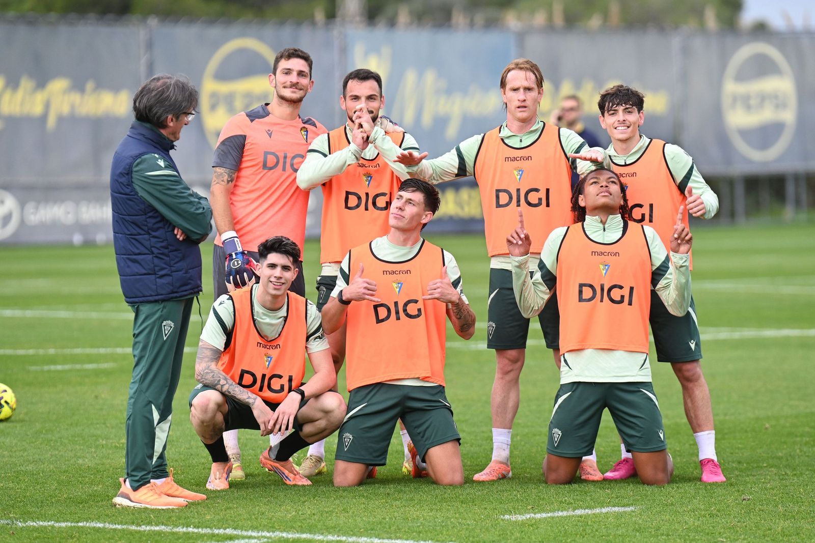 Jugadores del Cádiz posan de forma simpática en un entrenamiento.