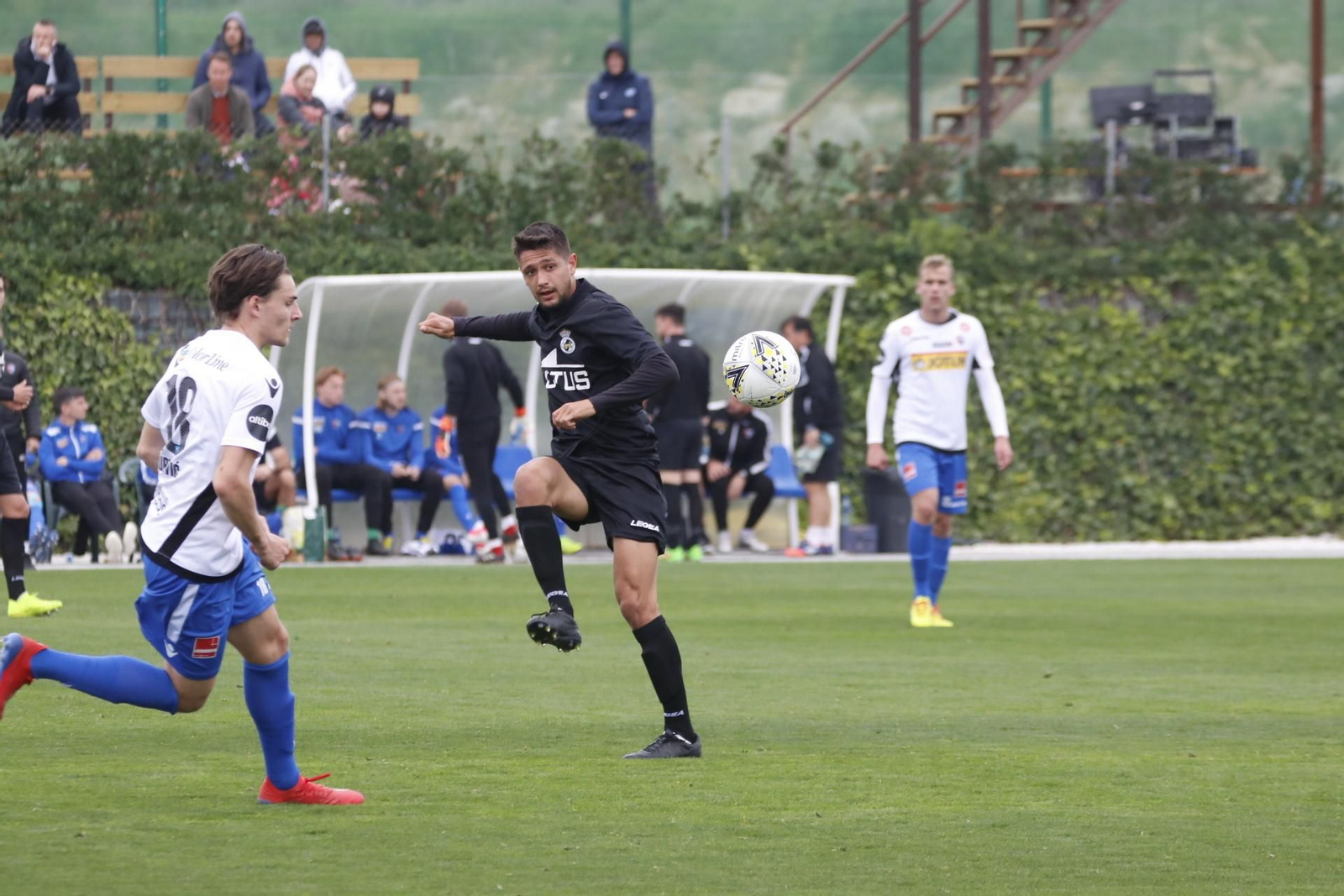 El albinegro Pablo Santana golpea la pelota ante la presión noruega.