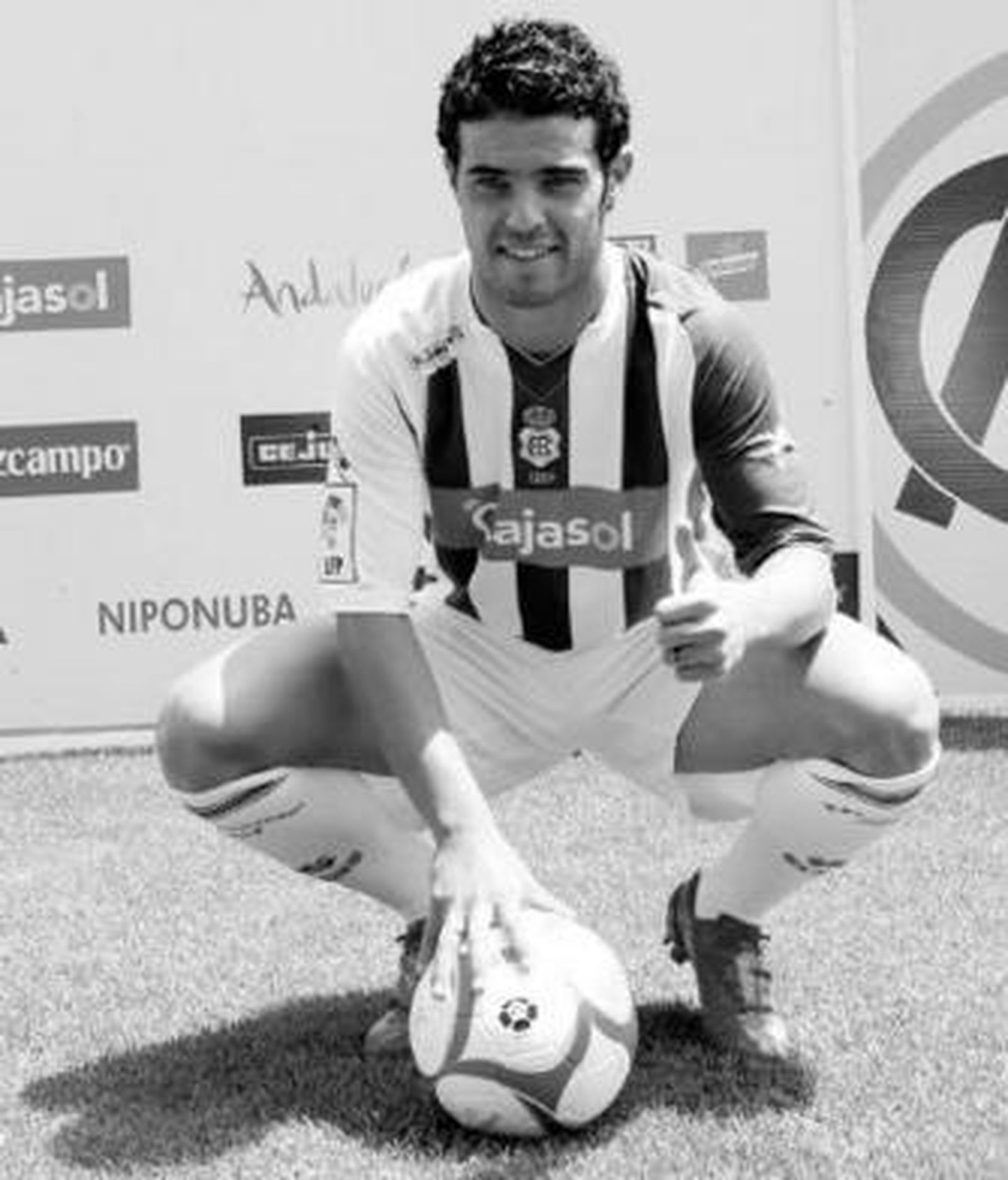 José Manuel Casado posa en el césped del Nuevo Colombino.