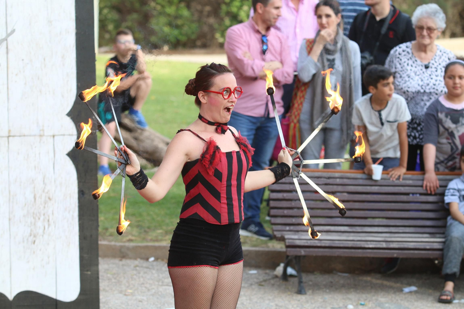 Malabares con fuego y un poco de humor para sorprender a los niños de Santa María del Águila.