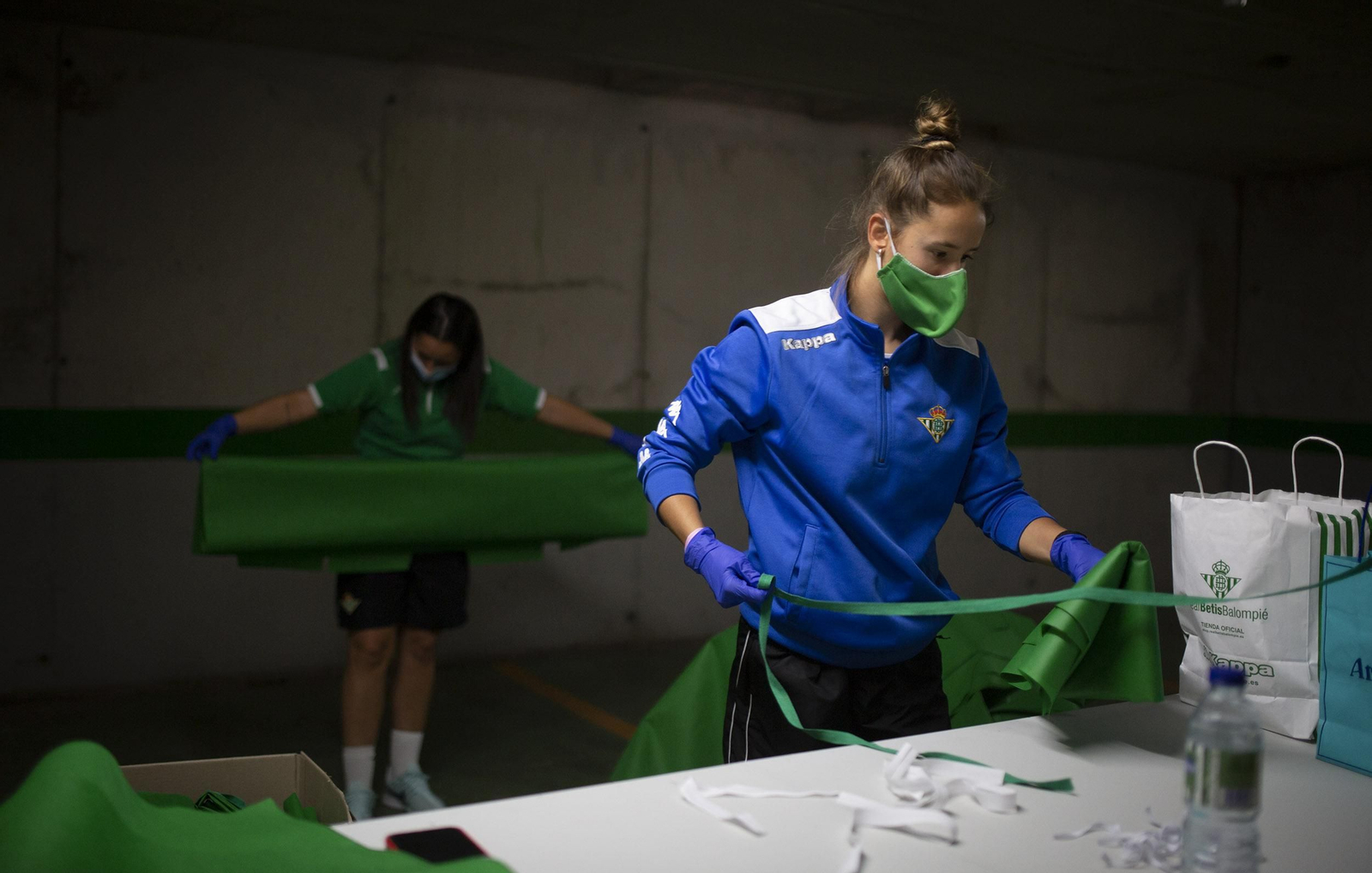 Coronavirus: Las jugadoras del Betis fabrican batas y  mascarillas para los sanitarios