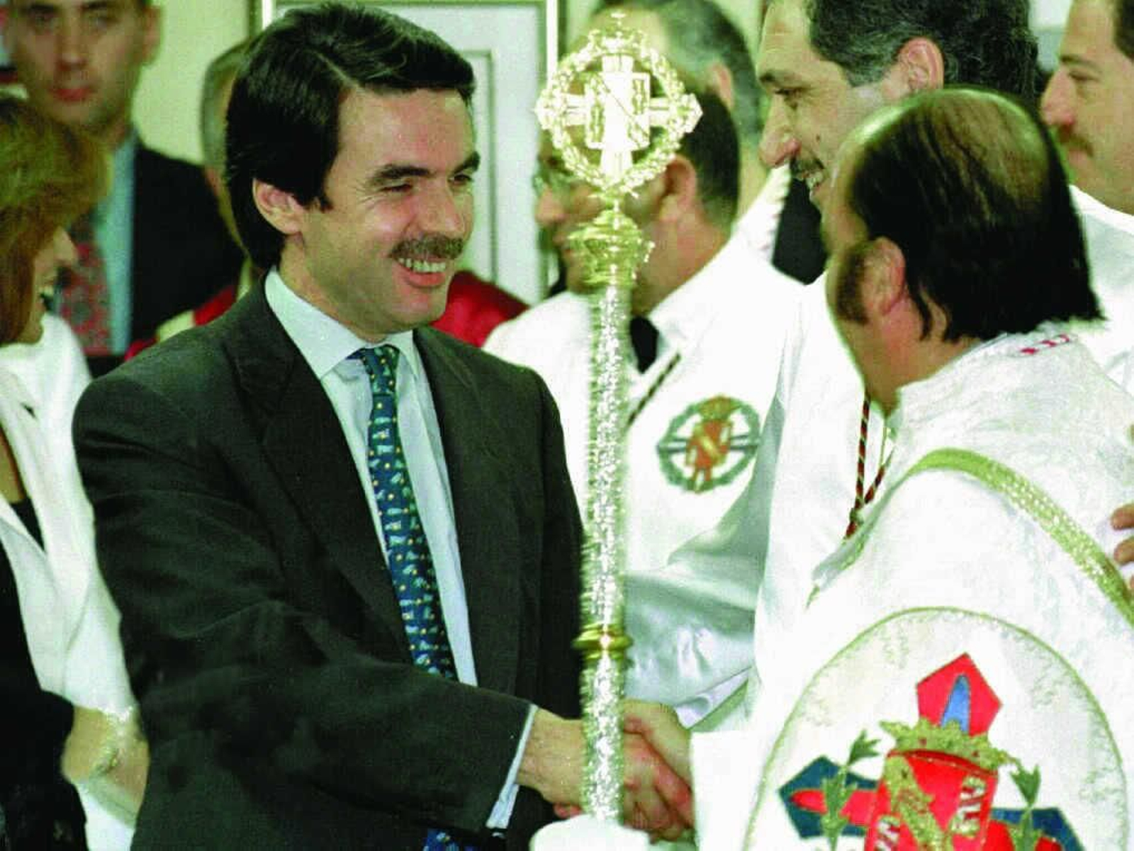 José María Aznar saluda a Chiquito  de  la  Calzada  que procesionó con el  Cautivo en 1998