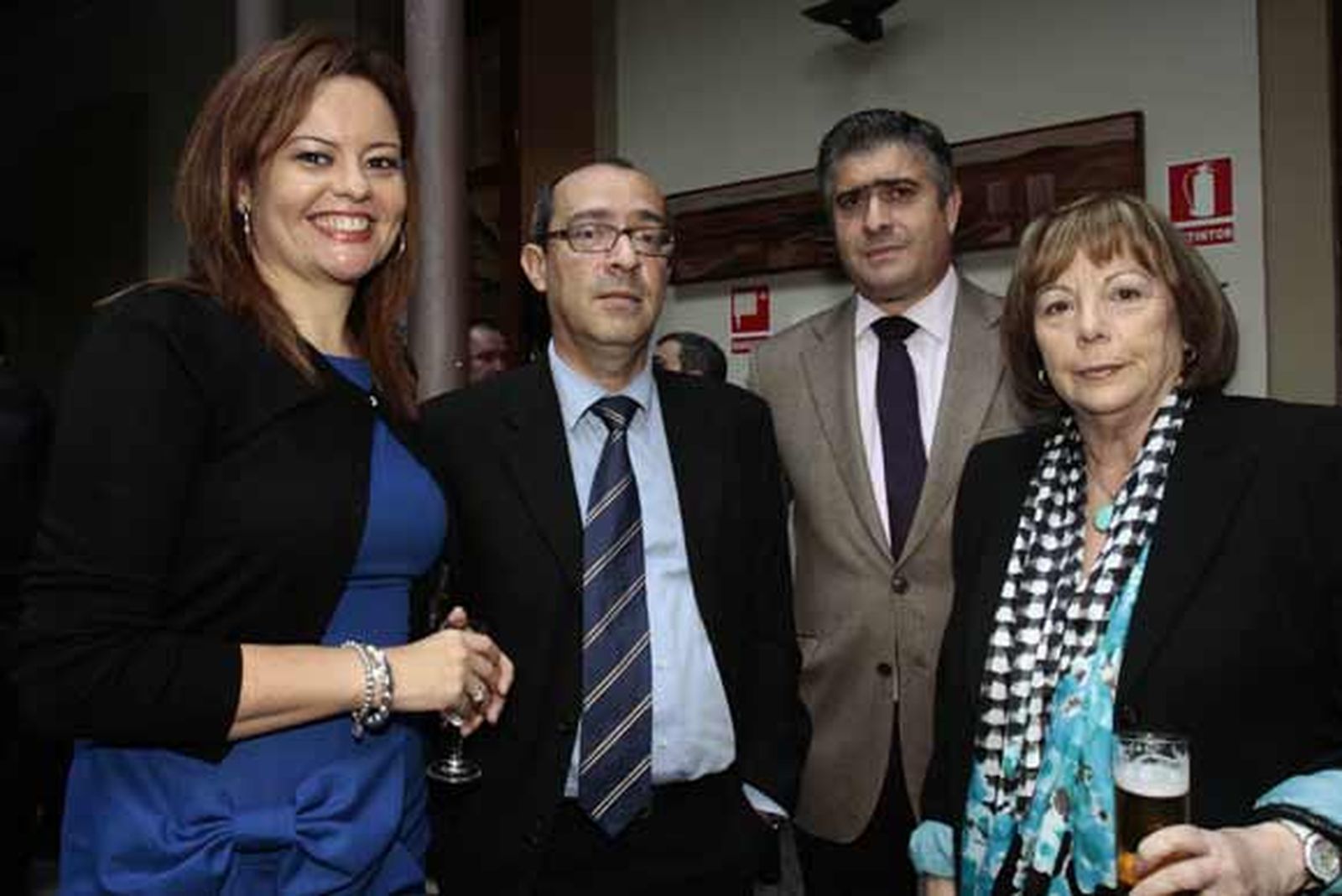 Elena Ruiz, mujer de Luis Pizarro, con Silvia López, Juan Bouza y Juan Antonio Blanco. 

Foto: Julio Gonzalez/Joaquin Pino/Lourdes de Vicente
