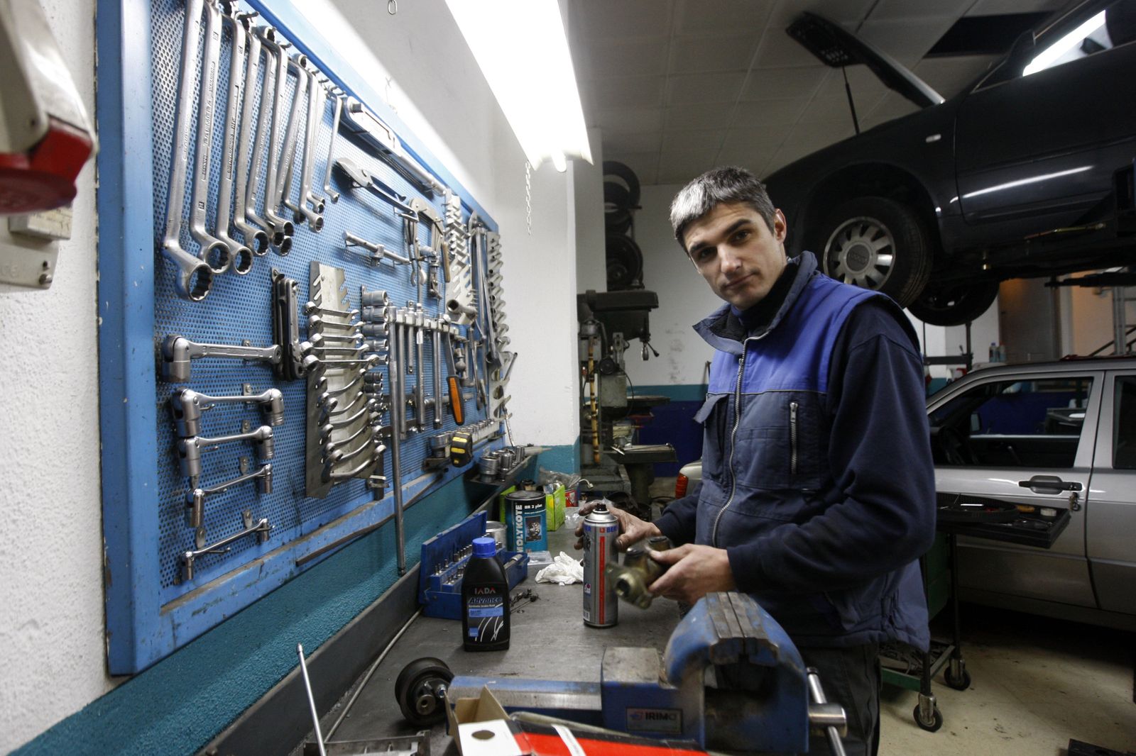 Un trabajador autónomo en su taller.