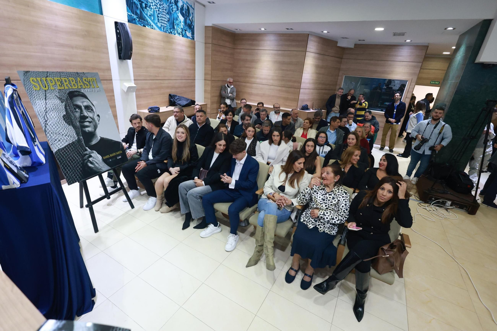 Basti: La presentación de su libro en La Rosaleda, en fotos