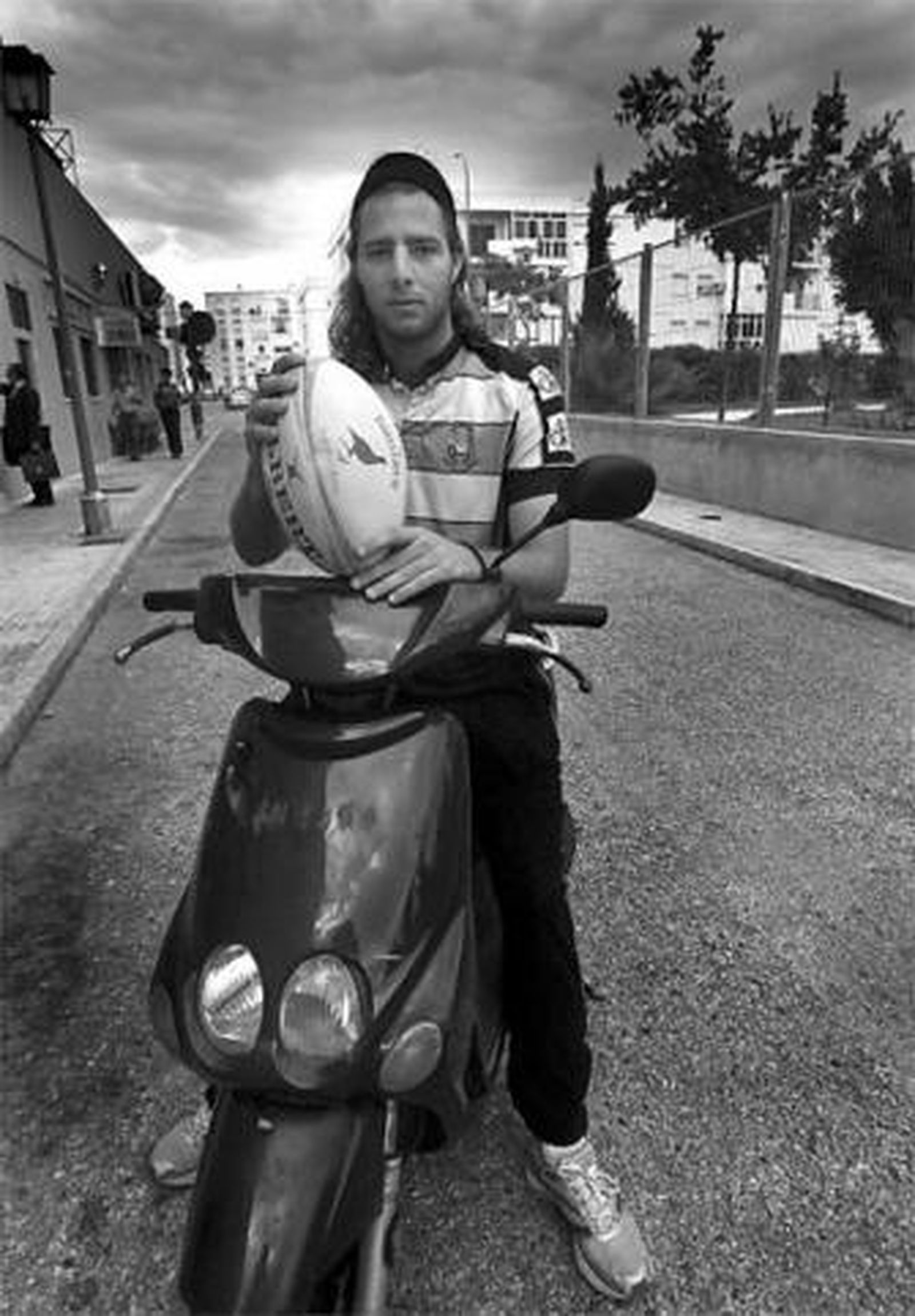 Pedro Mera combina el reparto de pizzas con el rugby o el socorrismo.