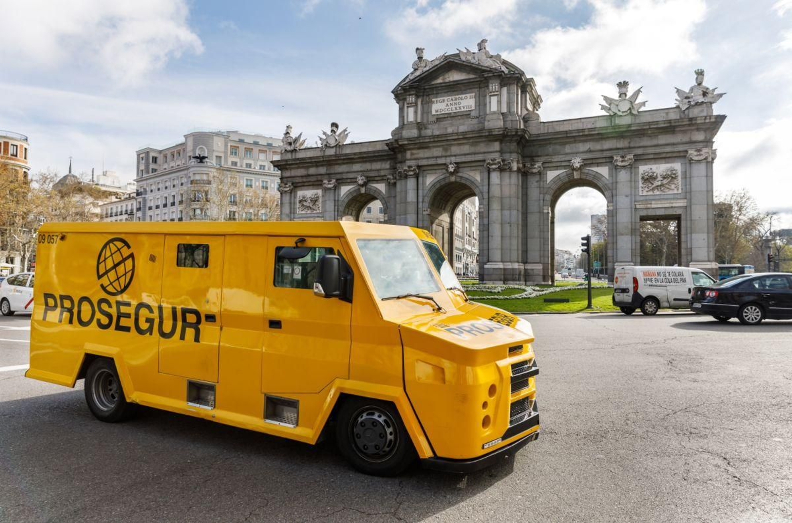 Vehículo de Prosegur cash en la Puerta de Alcalá de Madrid.