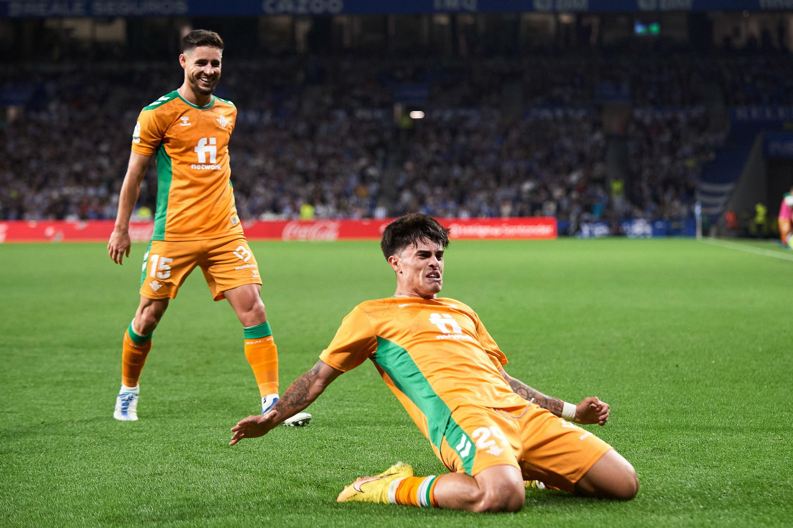 Juan Cruz acaba de marcar su golazo y lo celebra junto a su asistente, Álex Moreno.