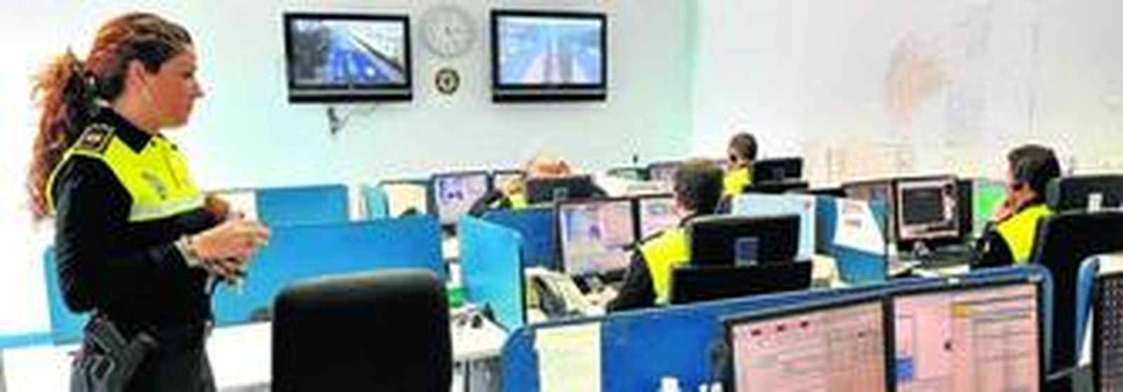 La portavoz de la Policía Local, María Guerrero, en la sala de control de este cuerpo, desde donde se organiza el dispositivo del código Alfa.