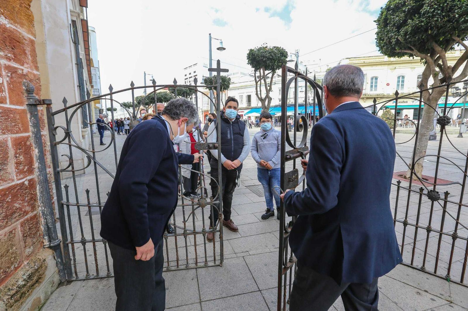 Apertura de la cancela de la Iglesia Mayor en la mañana del Jueves Santo para que los isleños pudieran ver al Nazareno.