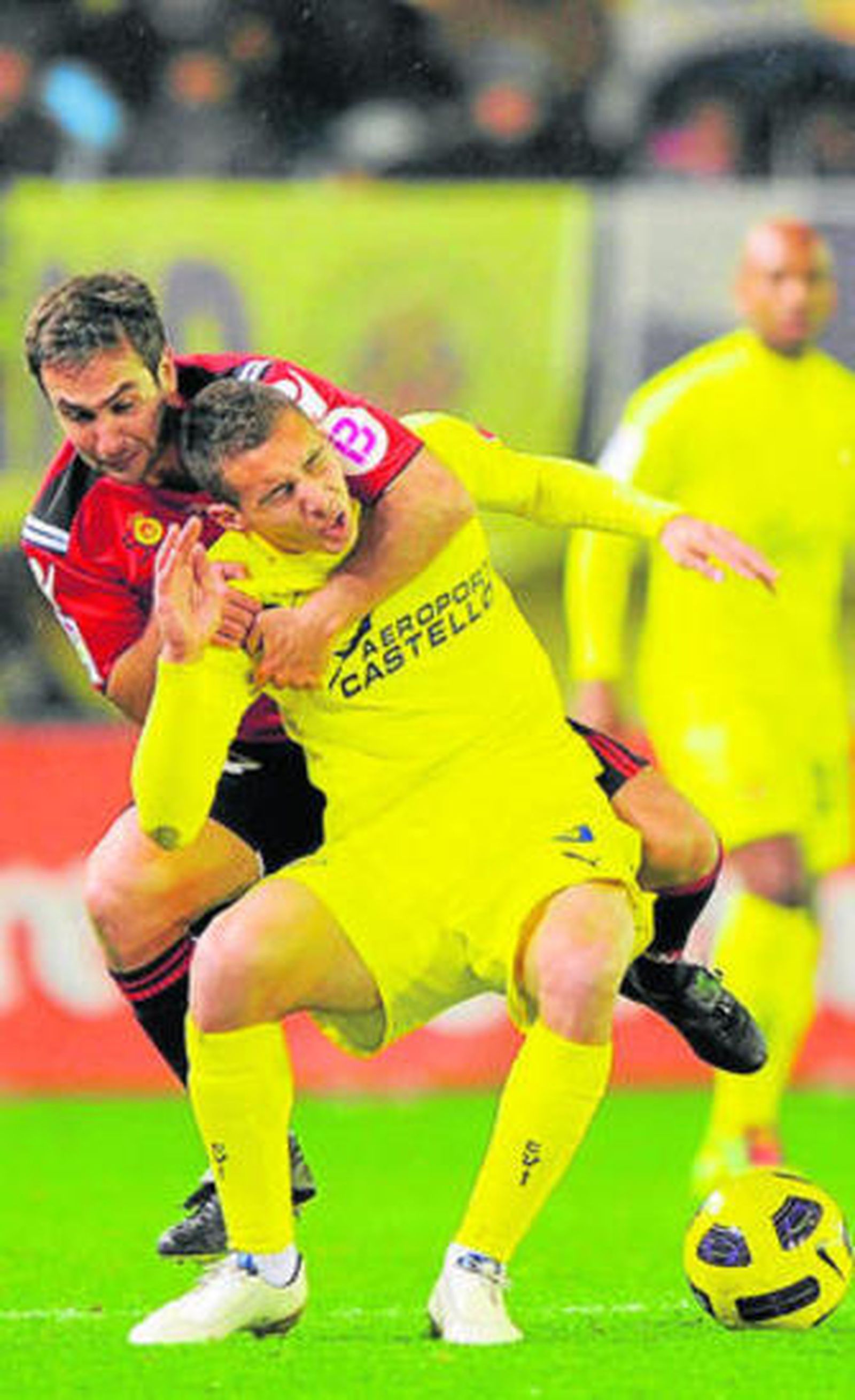 Ayoze frena en falta a Marco Rubén para quitarle el balón.