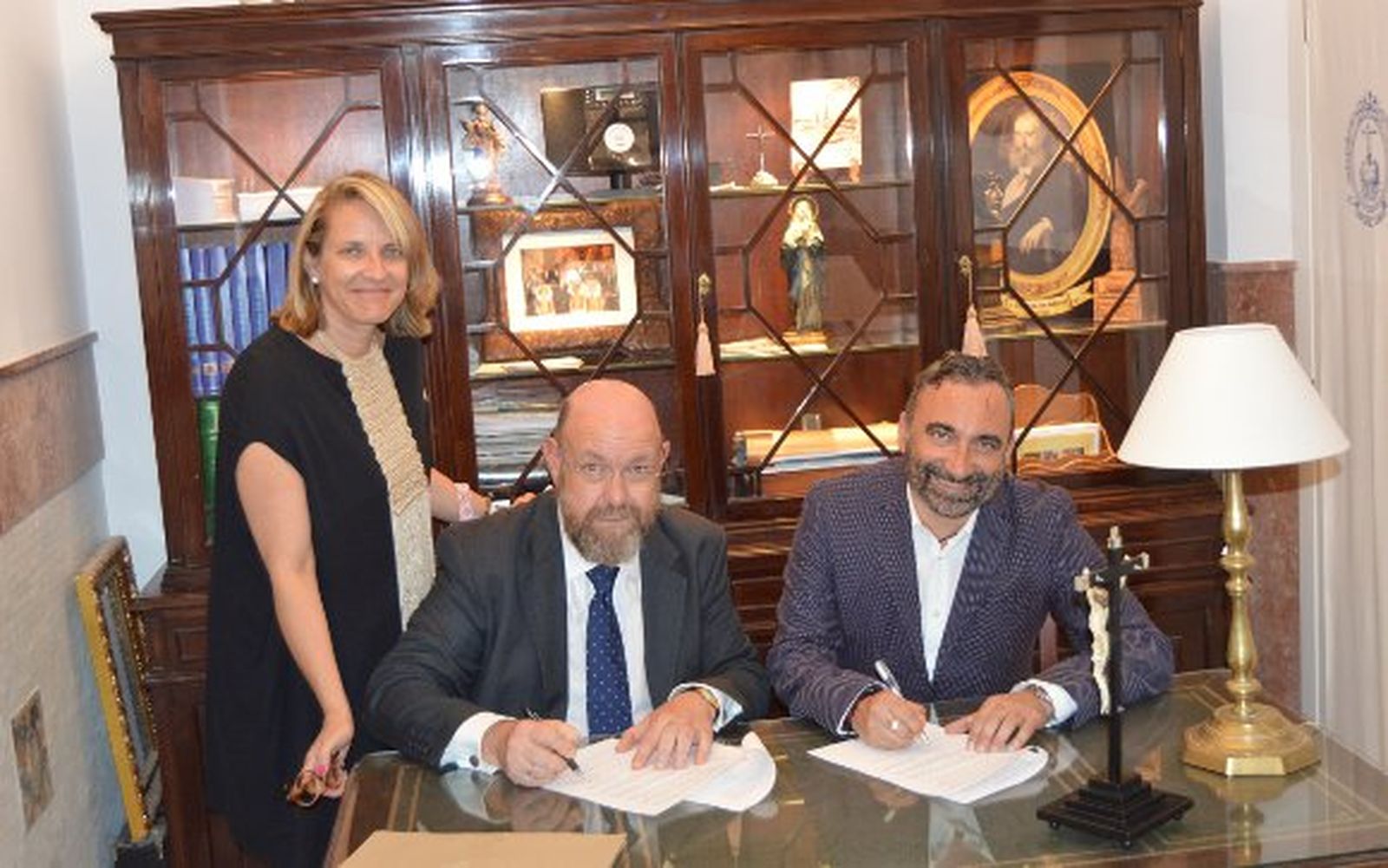 Lilyan del Toro, el Hermano Mayor de la Santa Caridad Juan Antonio García Aragón y Fernando Barrientos Rodríguez-Guerra, durante la firma de cesión.  Foto: Ignacio Casas de Ciria