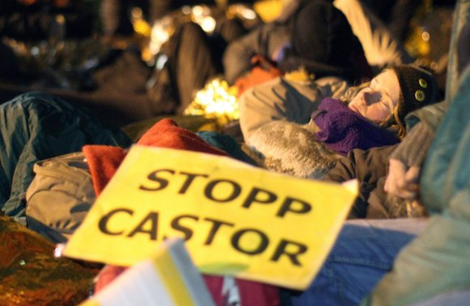 Activistas antinucleares impiden el avance de un tren con basura radiactiva