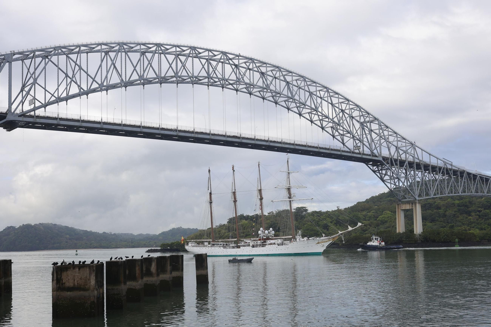 Así ha cruzado el 'Juan Sebastián de Elcano' el Canal de Panamá