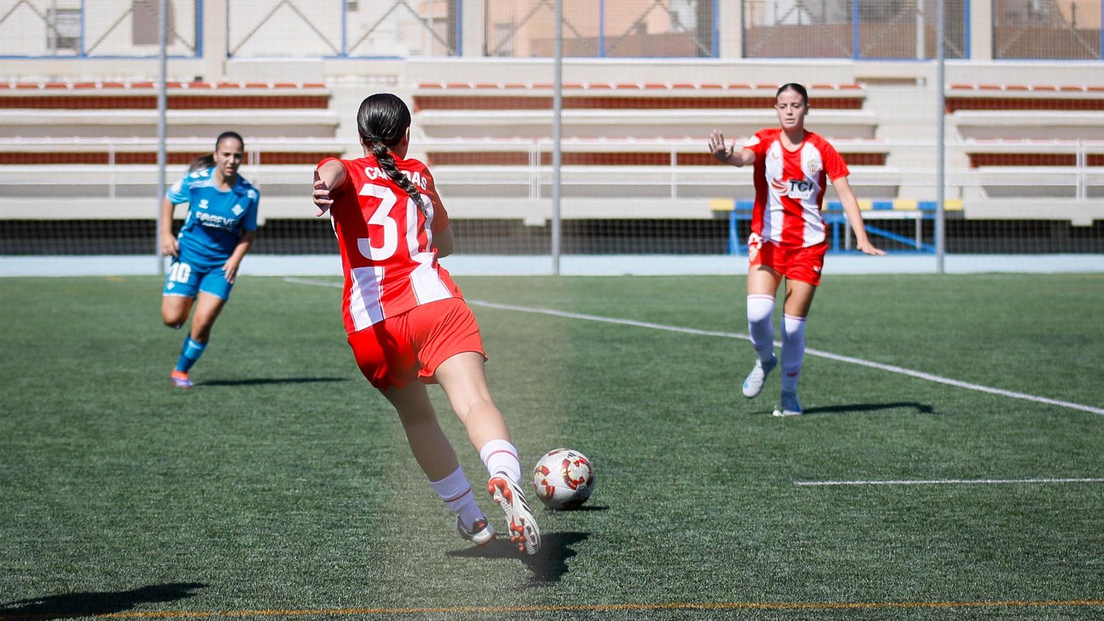 La rojiblanca Ángela Cañadas realiza un pase durante el encuentro de la pasada jornada ante el Betis B.
