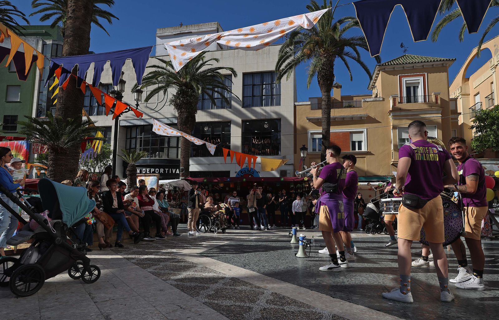 El mercadillo hippie de la Fiesta de la Primavera de La Línea, en imágenes
