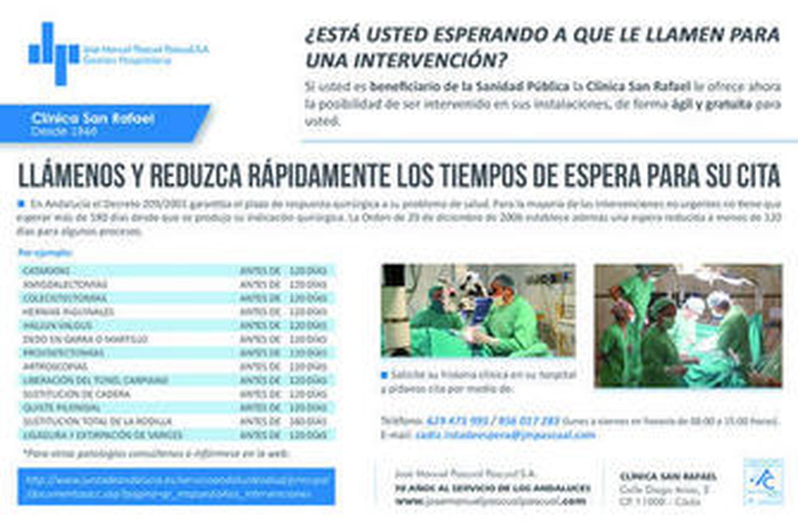 Un bombero, en el interior de la habitación siniestrada ayer.