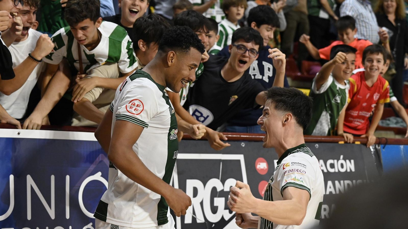 Kaué Pereira y Murilo Duarte celebran un gol del Córdoba Futsal en Vista Alegre.