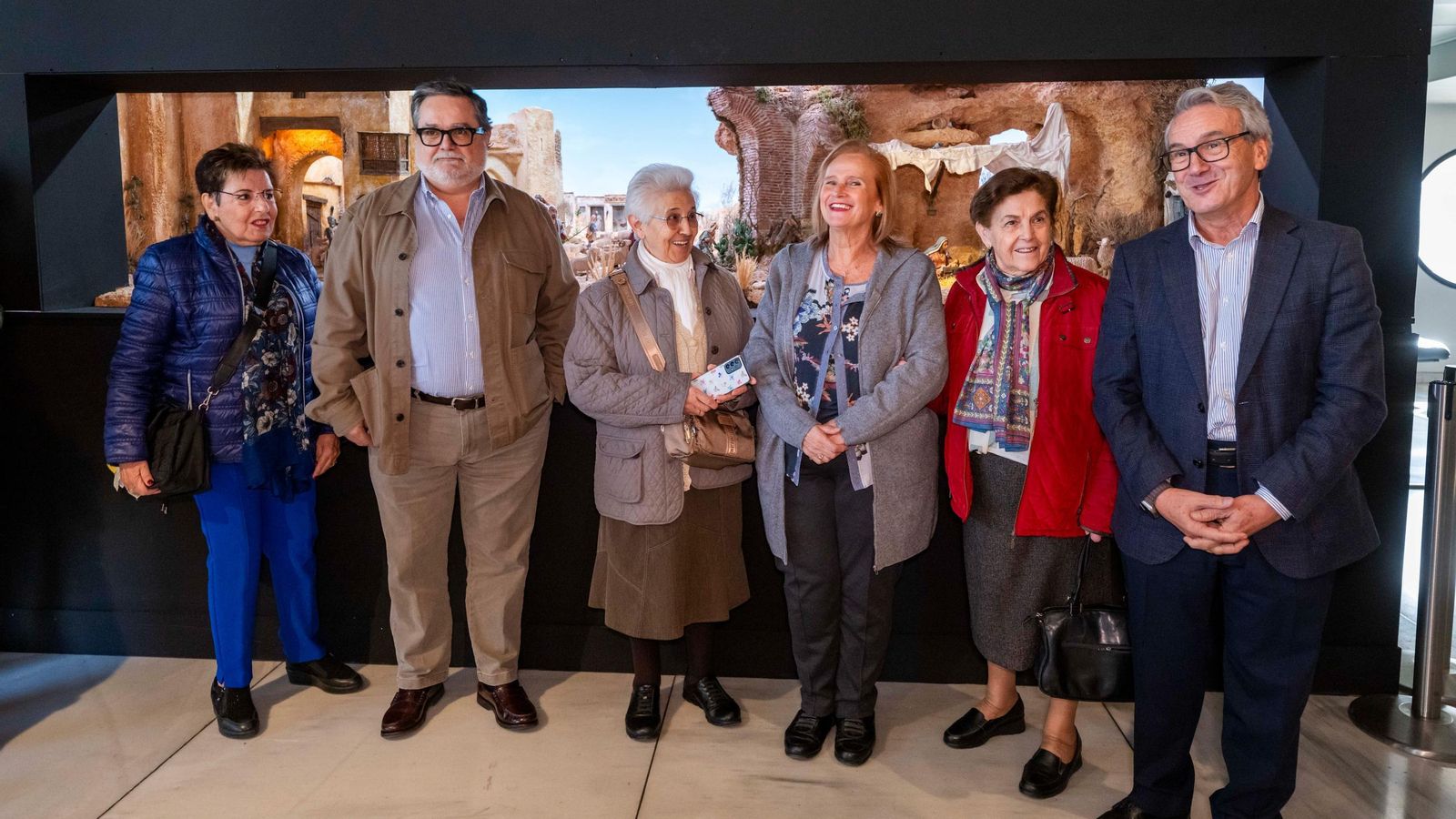 En la inauguración han estado presentes la Presidenta de la Asociación de Amigos del Belén, MªCarmen Uribe, la Madre Superiora de las Hermanas Mercedarias de la Caridad, María Jesús Naranjo y la Hermana Rosar