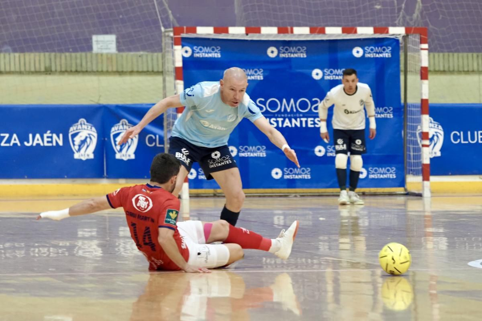 José López, de Avanza Jaén, y Dani Martín, de Oleinnova Mengíbar, pugnan por un balón en el pasado derbi.