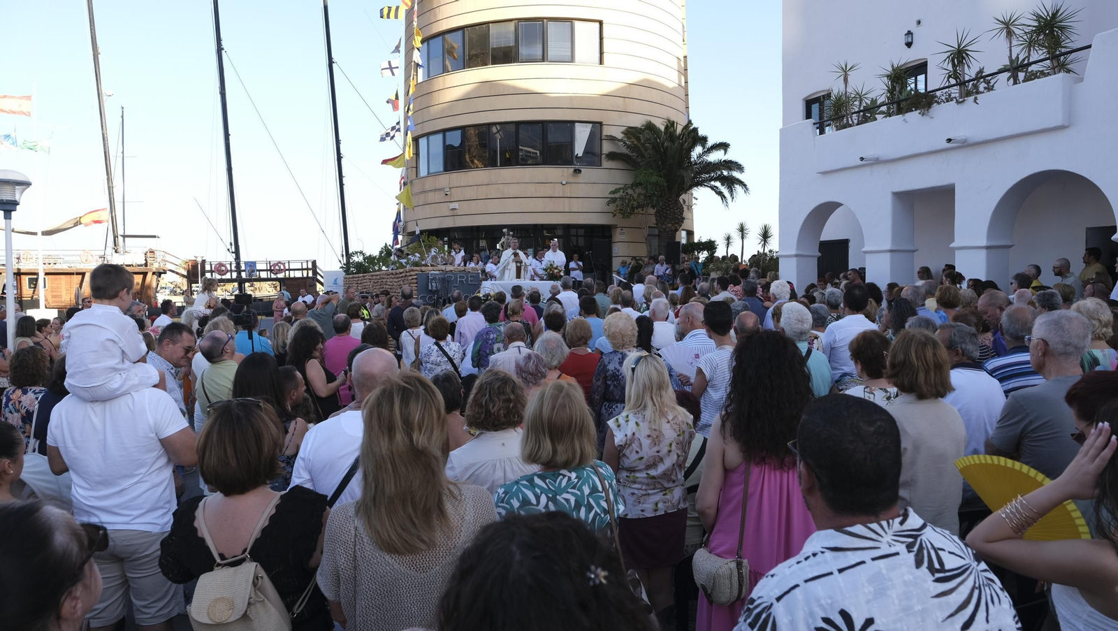 La procesión marítima de la Virgen del Carmen en Aguadulce, en imágenes