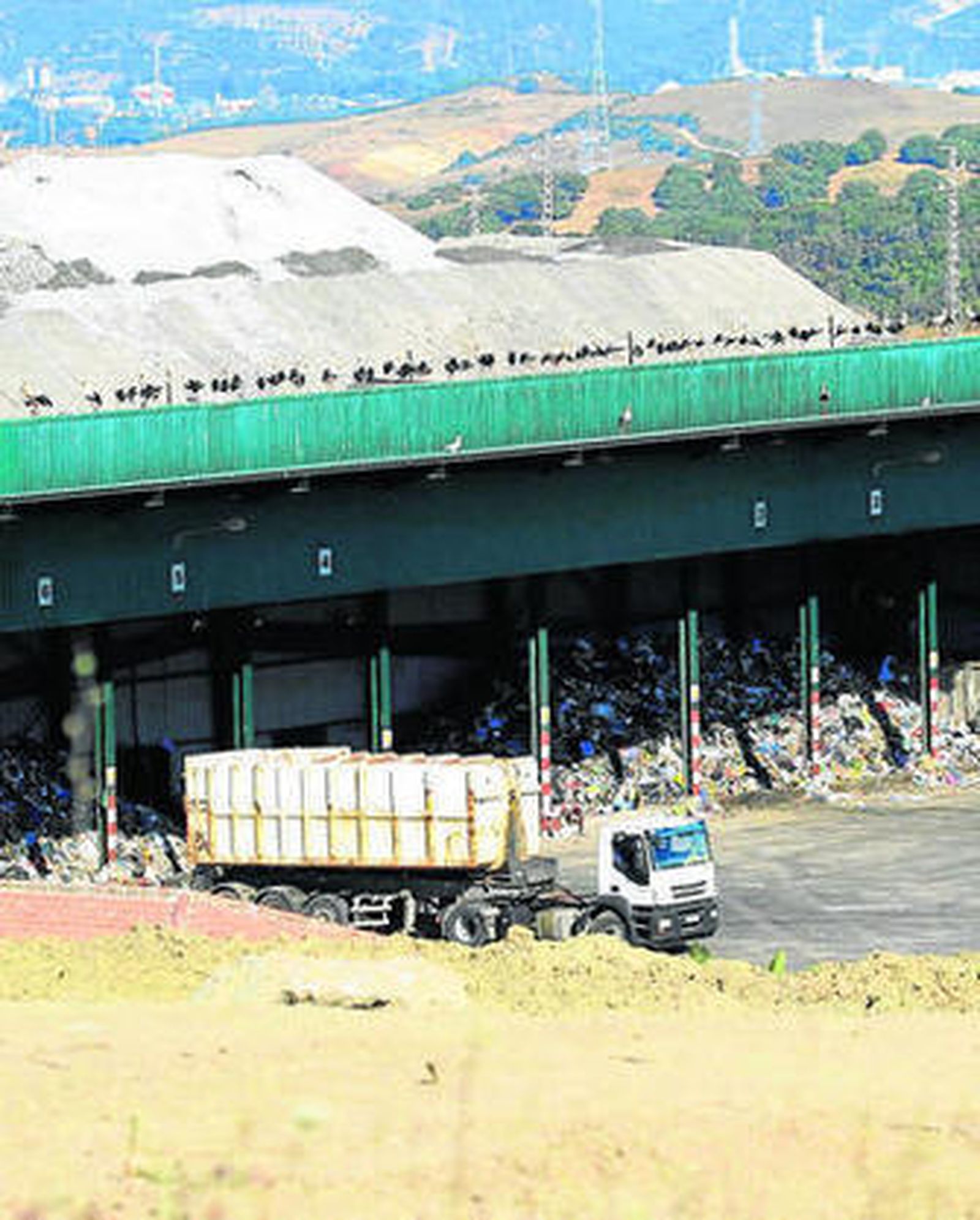 Vista general de la zona de las celdas del Complejo Medioambiental Sur de Europa, ayer por la tarde.
