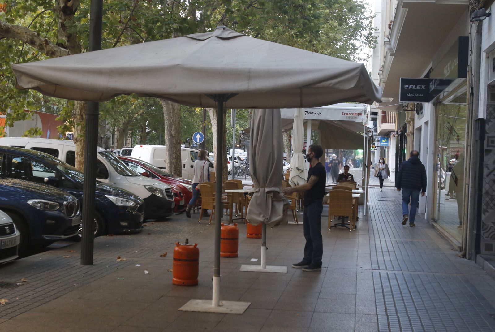 La primera tarde de cierre de bares y comercio en Córdoba, en fotografías