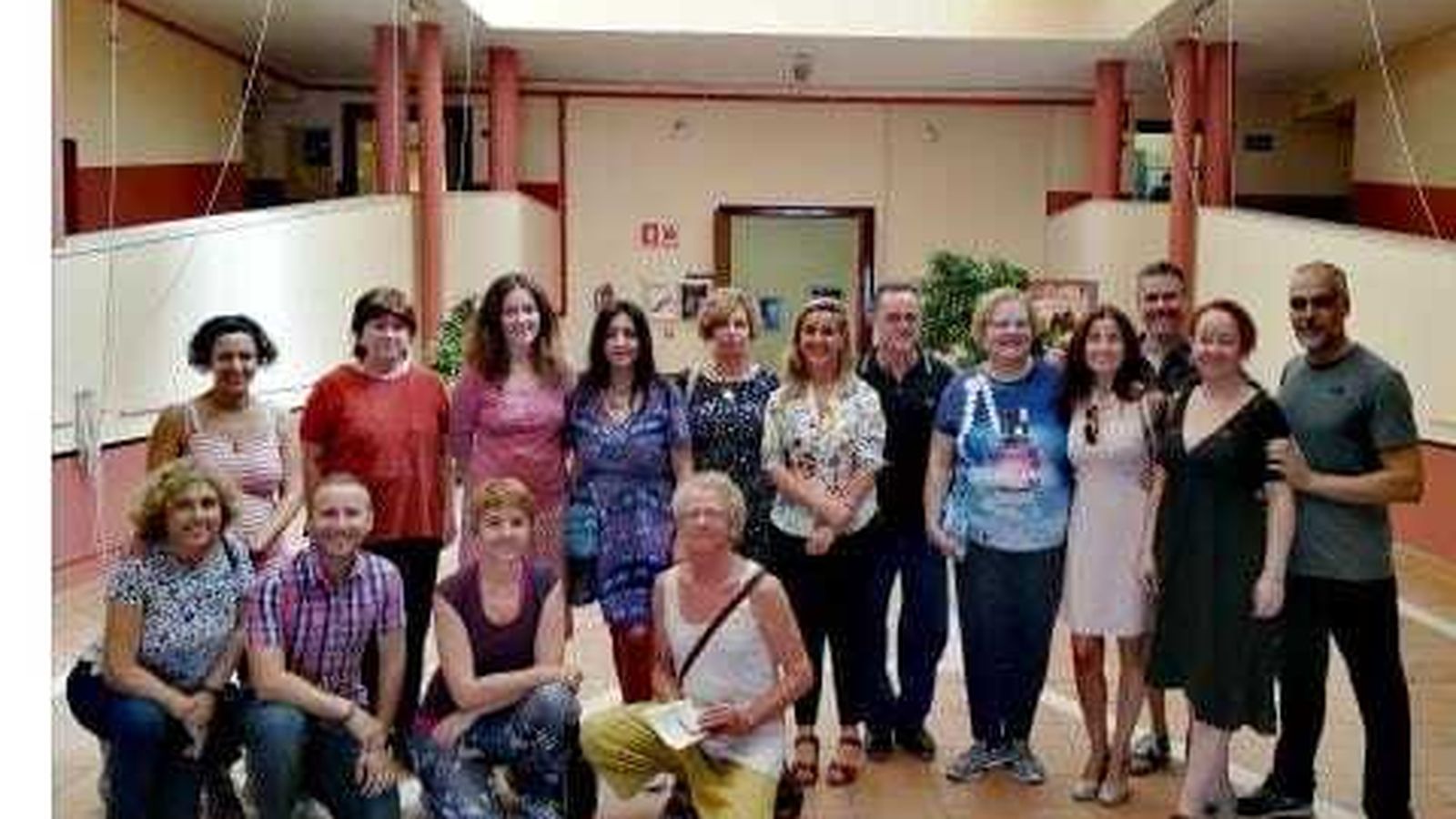 La alcaldesa, con el equipo de la Universidad Popular de Alcalá.