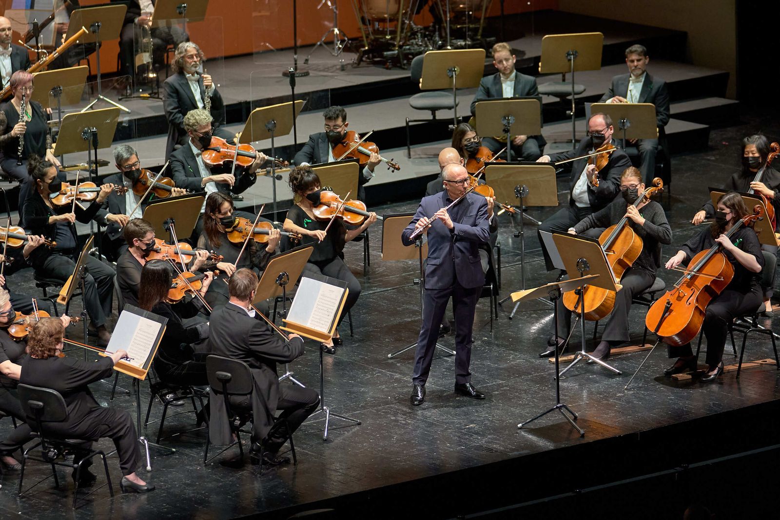 Benoît Fromanger a la flauta y dirigiendo a la ROSS.